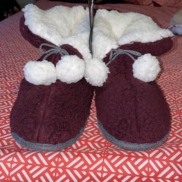 NEW!! Cuddle Duds comfortable house shoes - Picture 2 of 8